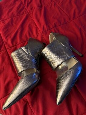 Metallic Snake-Embossed Pointed-Toe Stiletto Heels in Silver